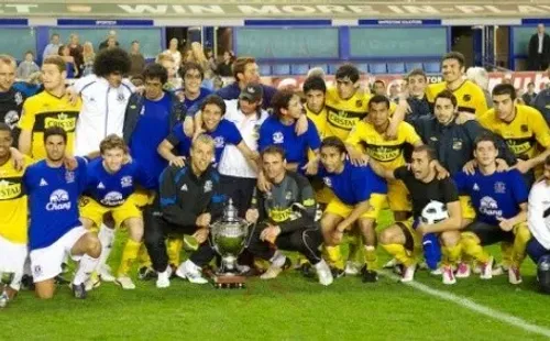 Everton de Viña del Mar junto al Everton inglés tras el duelo amistoso disputado en 2010. Foto: Archivo