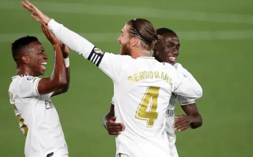 Sergio Ramos se abraza junto a sus compañeros en el trabajado triunfo del Real Madrid sobre el Mallorca (Getty Images)