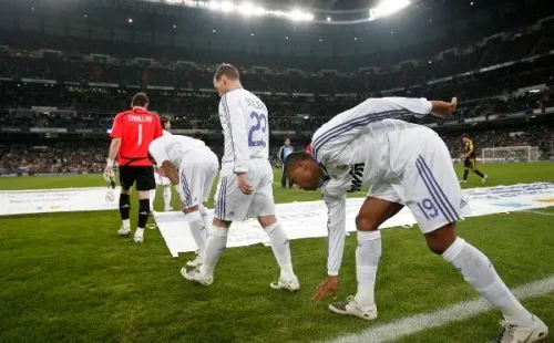 Wesley Sneijder salta a la cancha junto a Julio Baptista (Getty Images)
