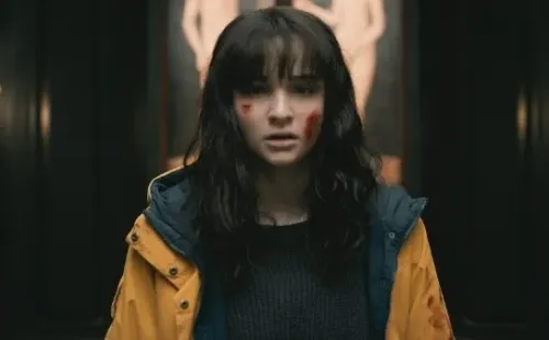 ¿Martha con la mítica chaqueta amarilla de Jonas? Esta es una de las imágenes más comentadas del trailer de Dark 3, y que tendría relación con (spoiler) la Martha de otra dimensión que vimos en el final de la segunda temporada.