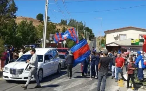 Para el funeral de la mamá de Johnny Herrera, algunos hinchas de la U llegaron a apoyar al arquero. Foto: Archivo