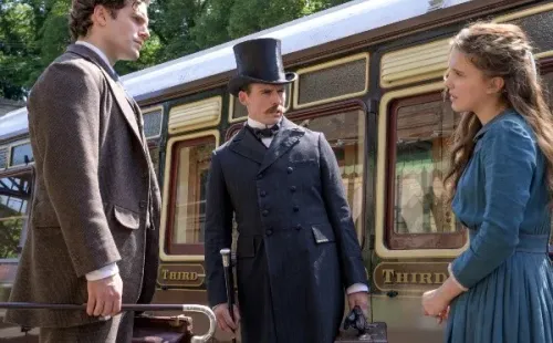 Millie Bobby Brown en su rol de Enola, junto aSherlock (Henry Cavill) y Mycroft (Sam Claflin).