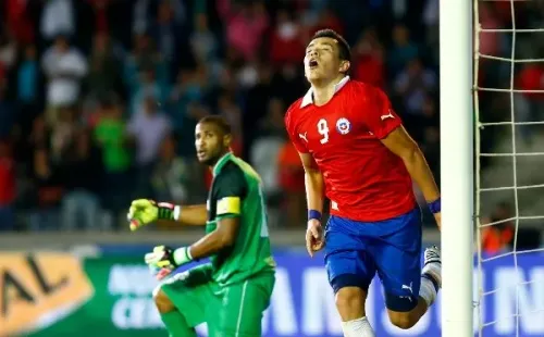 Carlos Muñoz ya ha vestido la camiseta de la Roja. Con la adulta, ha anotado un total de tres goles. Foto: Agencia Uno