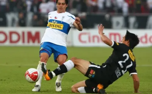 Joan Muñoz (barriéndose en la foto) es el jugador que Colo Colo inscribió mal y le terminó costando el récord a Esteban Paredes. Foto: Agencia Uno