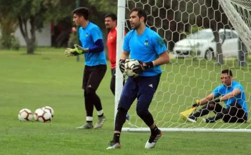 En sus días libres en nuestro país, Claudio Bravo incluso ha participado de entrenamientos con O’Higgins de Rancagua. Foto: Agencia Uno