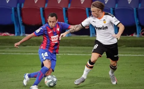 Fabián Orellana estuvo durante todo el partido ante el Valencia y fue clave para conseguir el triunfo por la mínima. Foto: Getty Images