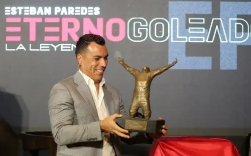 El Sifup le entregó esta bella estatuilla al goleador colocolino