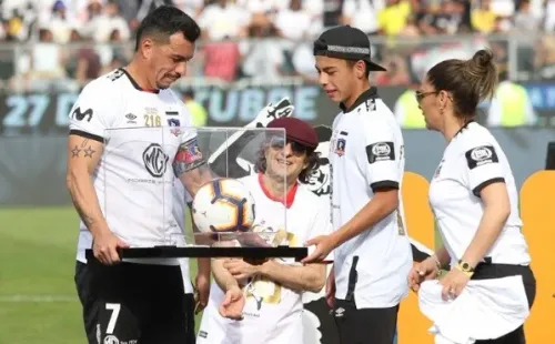 Colo Colo concedió a Paredes el balón del récord, en una caja de acrílico