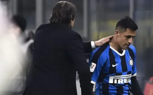 STADIO GIUSEPPE MEAZZA, MILAN, ITALY - 2020/01/14: Antonio Conte (L), head coach of FC Internazionale, shakes hands with Alexis Sanchez of FC Internazionale during the Coppa Italia football match between FC Internazionale and Cagliari Calcio. FC Internazionale won 4-1 over Cagliari Calcio. (Photo by Nicolò Campo/LightRocket via Getty Images)-Not Released (NR)
