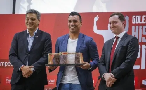 Esteban Paredes recibiendo los reconocimientos de la ANFP como máximo goleador del fútbol chileno con 216 tantos. (FOTO: Agencia Uno)