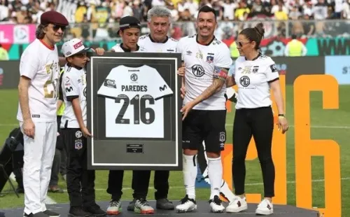 Luego de anotar ante Universidad de Chile, Colo Colo realizó una tremenda celebración para Esteban Paredes. Una que ahora quedaría en nada. Foto: Agencia Uno