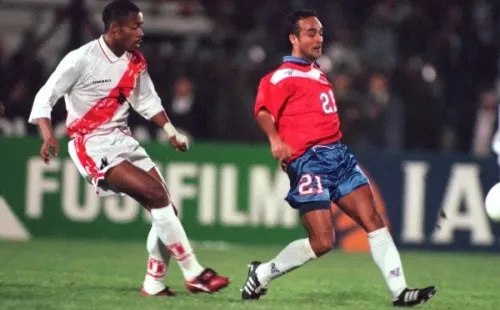 Rodrigo Barrera ante Perú en las clasificatorias 1998 (Getty Images)