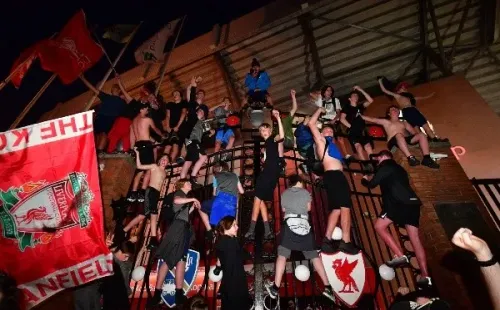 Fanáticos del Liverpool festejando el título de la Premier League (Getty Images)