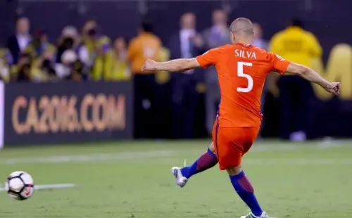 Francisco Silva dispara el penal que le da la Copa América Centenario a Chile (Getty Images)