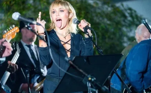 Miley Cyrus en una de sus últimas presentaciones en vivo.