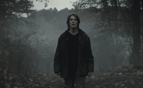 Jonas tratando de entender qué está pasando ahora en “Dark”.