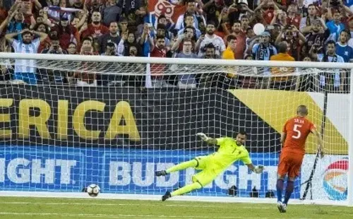 Francisco Silva le marca el penal decisivo a Sergio Romero (Getty Images)