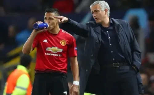 Mourinho le da instrucciones a Alexis Sánchez cuando era el DT del Manchester United (Getty Images)