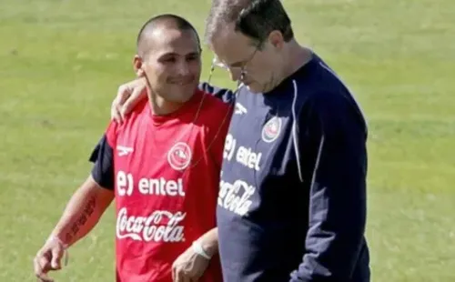 Marcelo Bielsa junto a Humberto Suazo en la selección chilena (Agencia Uno)