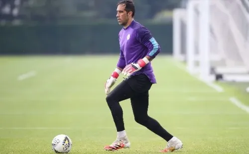 Claudio Bravo entrenó con normalidad este viernes y es opción para ponerse bajo los palos en el encuentro ante Newcastle. (Foto: Getty)