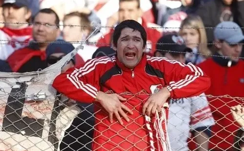 Un hincha de River Plate sufre con el descenso de River tras el duelo contra Belgrano.
