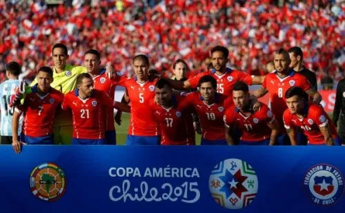 Esa noche en Ñuñoa Chile formaría conClaudio Bravo; Mauricio Isla, Gary Medel, Francisco Silva, Jean Beausejour; Marcelo Díaz, Charles Aránguiz, Arturo Vidal; Jorge Valdivia, Alexis Sánchez y Eduardo Vargas.