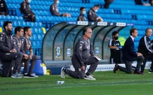 En la previa del encuentro, Marcelo Bielsa se unió a la lucha contra el racismo