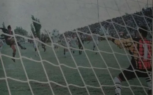 Patricio Mardones marca el penal histórico en El Salvador (Recorte de diario)