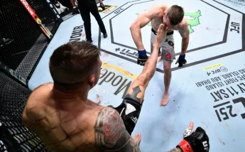 Dustin Poirier y Dan Hookerse dieron con todo arriba del octágono. The Diamond sacó la mejor parte y se terminó llevando la victoria por decisión unánime. Foto: Getty Images