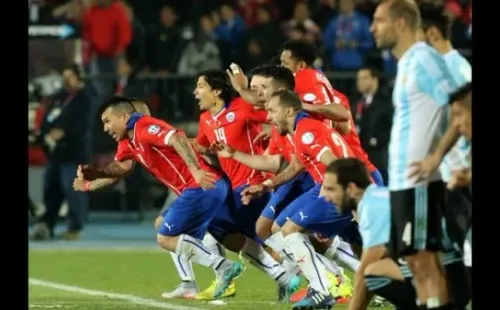 Chile inicia los festejos tras la anotación de Alexis desde el punto penal.