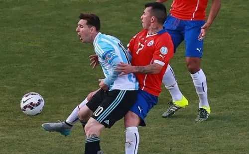 La patada de Gary a Messi