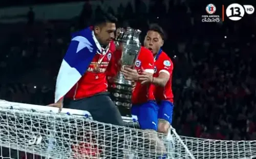 Los reflejos de Turboman y el Pitbull impidieron que se rompiera el primer título de Copa América de la Roja. Foto: Canal 13