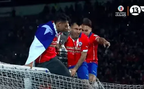 Eduardo Vargas y Gary Medel estaban celebrando de lo mejor cuando se les soltó la Copa América. Foto: Canal 13