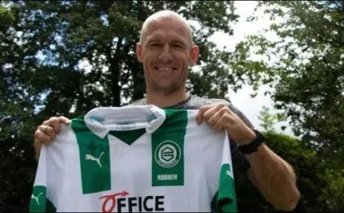 Robben jugará por una temporada más.