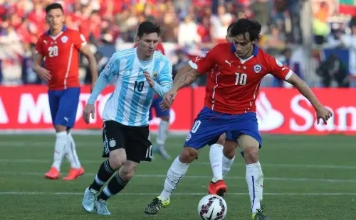Jorge Valdivia ante Lionel Messi en la final de la Copa América 2015.