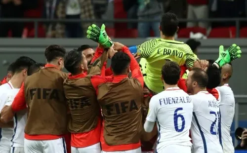 La celebración de Claudio Bravo con todo el plantel