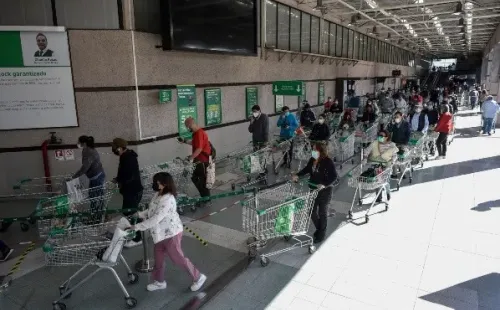 Los supermercados, que son el gran motivo de los chilenos por salir del confinamiento, tendrán funcionamiento habitual para este feriado. (Foto: Getty)