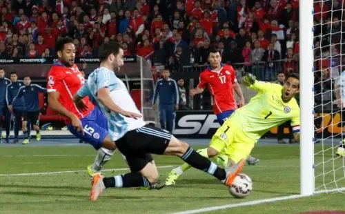 Eran los descuentos y Argentina estuvo a punto de llevarse el trofeo para su casa, pero el remate de Gonzalo Higuaín pasó rozando el palo. (Foto: Agencia Uno)