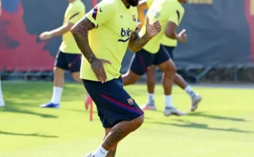 El volante chileno destacó en la práctica de este lunes en el equipo culé. (FOTO: @kingarturo23oficial)