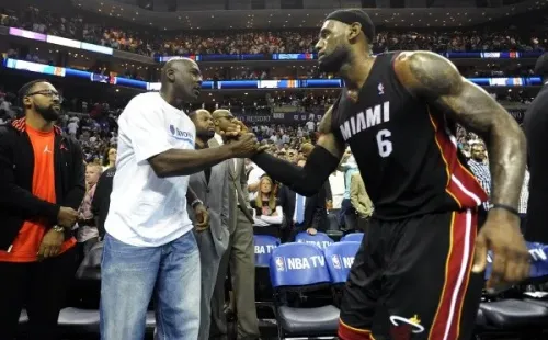 LeBron James saluda a Michael Jordan en un partido entre Miami Heat y los entonces Charlotte Bobcats, club del cual Su Majestad es propietario, en 2014.