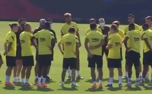 Arthur conversa con sus compañeros y les da la noticia de su partida (Barcelona)