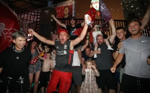 Hinchas del Liverpool festejan a pesar del covid19 (Getty Images)