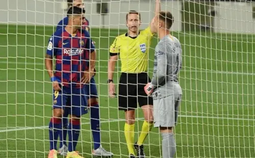 Amarilla para Ter Stegen en el penal.