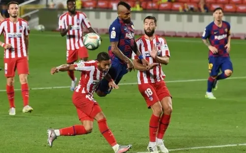 Vidal también prueba de cabeza.