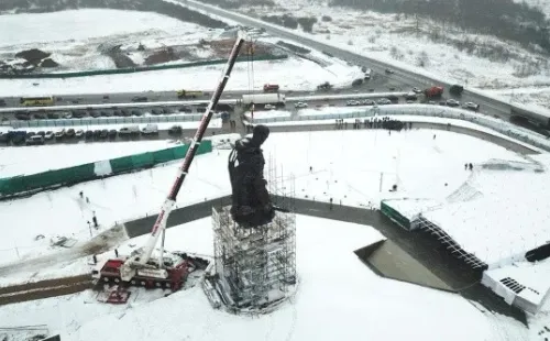 Parte de la construcción en pleno invierno.