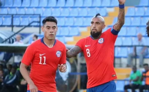 Felipe Mora junto a Arturo Vidal en un amistoso de la Selección ante Guinea (Agencia Uno)