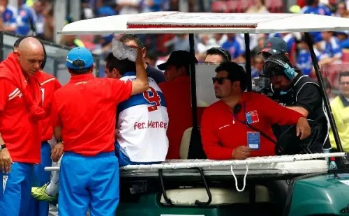 Fernando Meneses sale de la cancha con una bolsa de hielo sobre la cabeza (Agencia Uno)