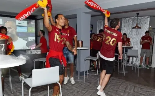 Un humilde festejo tuvieron los jugadores del Liverpool esta semana tras ver como el Chelsea les daba una mano para celebrar anticipadamente su primera Premier League. (Foto: Getty)