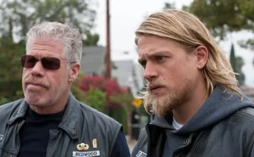 Ron Pearlman y Charlie Hunnam en “Sons of Anarchy”, que debuta en Amazon Prime Video.