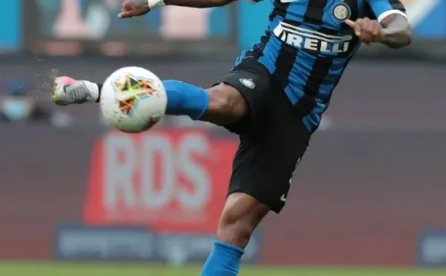 Ashley Young recibió el gran centro de Alexis Sánchez y, con una tremenda volea, puso el 1-0 ante Brescia. Foto: Getty Images